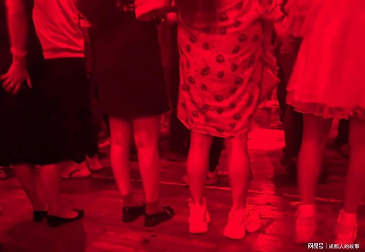 凯哥亲测成都网红音乐酒吧：20块门票藏舞池，老板把人性玩明白了