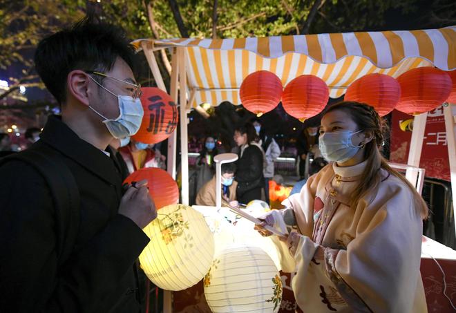 成都新年集市点亮新春夜晚：王曦汉服灯笼与新桃换旧符的浪漫邂逅